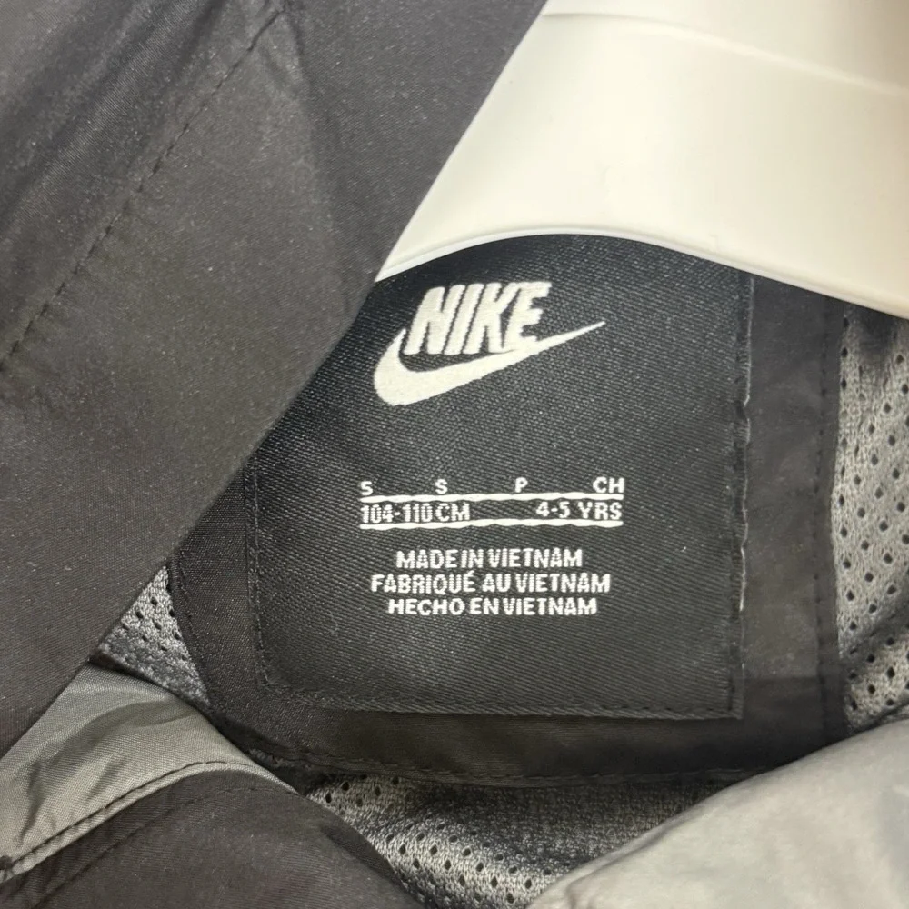 Nike Boys Windbreaker  Jacket Smoke Grey Small Size 5 New